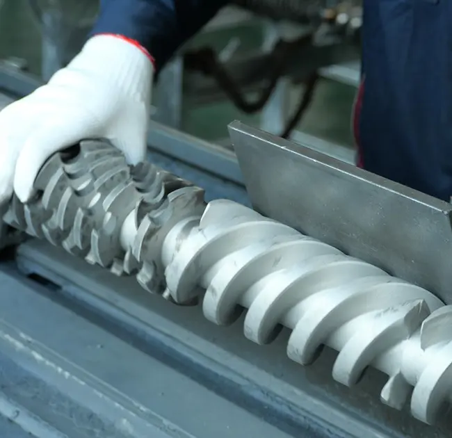 ហេតុអ្វីបានជាបន្ទាត់ខ្មៅលេចឡើងម្តងហើយម្តងទៀតនៅក្នុង extruder? អត្ថបទនេះបង្រៀនអ្នកពីរបៀបកំណត់យ៉ាងឆាប់រហ័សថាតើវាបណ្តាលមកពីបញ្ហាជាមួយធុងឬវីស។